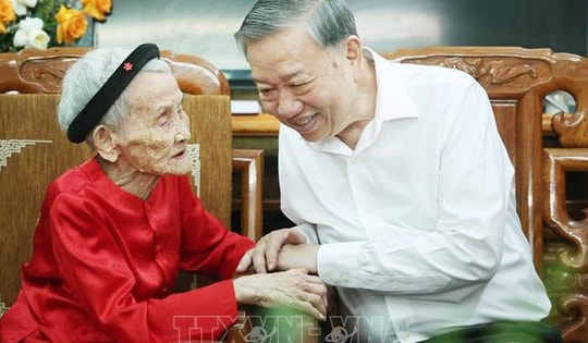 Tổng Bí thư Tô Lâm thăm Mẹ Việt Nam Anh hùng ở Nghệ An