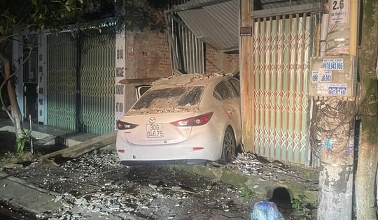 Gây tai nạn rồi bỏ chạy, lái xe Mazda tông thẳng vào nhà dân