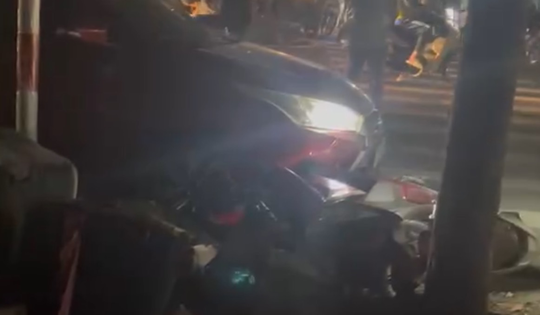 Hà Nội: Truy tìm chủ nhân xe ô tô bị cháy sau va chạm giao thông