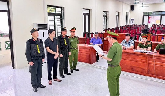 Khởi tố, bắt tạm giam đối tượng 'rút ruột' sông Chảy