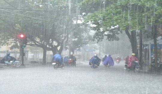 Chiều nay Hà Nội mưa dông kèm lốc sét