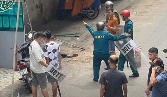 Thanh niên 'ngáo đá' cố thủ trong nhà, cầm dao chém loạn xạ khiến bảo vệ ANTT bị thương