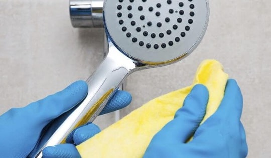 Cách cực dễ làm sạch cặn bẩn ở vòi sen, vòi sen sạch bóng như mới