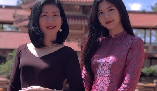 Nữ sinh quê Đà Nẵng khoe ảnh mẹ đẻ, fan trầm trồ giao diện 'đúc cùng một khuôn'