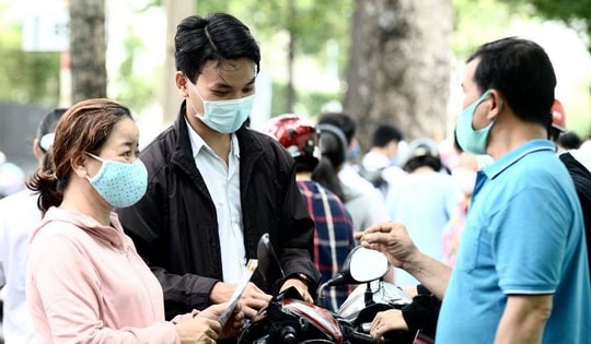 Bộ Y tế khuyến cáo người dân đeo khẩu trang nơi công cộng để phòng chống dịch COVID-19