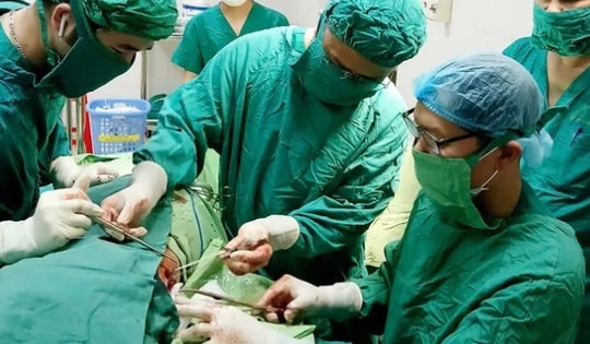 Cành cây dài hơn 20cm nằm trong lồng ngực cụ bà 95 tuổi suốt hơn 2 năm