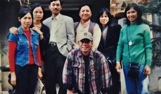 Nam diễn viên từ Triệu đẹp trai của '12A và 4H' tới 'Táo quân', tuổi U70 sống độc thân trong căn phòng 10 mét vuông