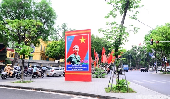 Thủ đô Hà Nội rực rỡ cờ hoa mừng 135 năm ngày sinh Chủ tịch Hồ Chí Minh