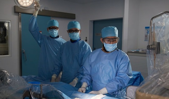 Lên cơn đau tim ngay tại sân bay, du khách Mỹ U90 được bác sĩ FV cứu sống kịp thời