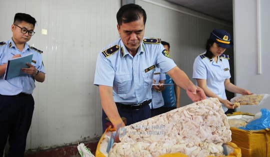 Phát hiện hàng tấn thực phẩm không rõ nguồn gốc tại Quảng Ninh