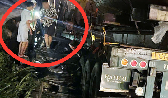 Ô tô biến dạng sau tai nạn, người bên trong thoát ra qua kính chắn gió