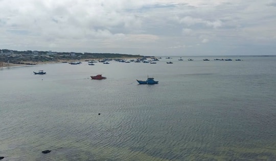 Nhảy xuống biển gỡ lưới kẹt vào chân vịt, nam thanh niên bị sóng cuốn mất tích