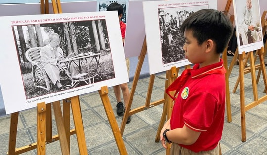 Triển lãm ảnh 'Rạng rỡ tên Người' kỷ niệm 135 năm Ngày sinh Chủ tịch Hồ Chí Minh