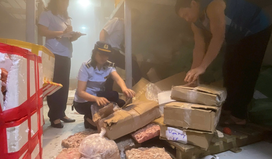 Đón lõng xe tải đang lưu thông, hàng ngàn sản phẩm sữa bột, thực phẩm chức năng và thực phẩm bẩn được ngăn chặn