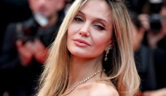 Angelina Jolie trở lại thảm đỏ Cannes sau 14 năm, quyến rũ và khác biệt