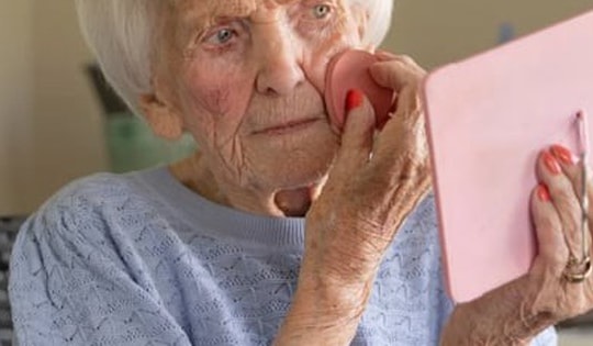 Cụ bà 103 tuổi khiến TikTok 'bùng nổ' sau khi chia sẻ clip trang điểm