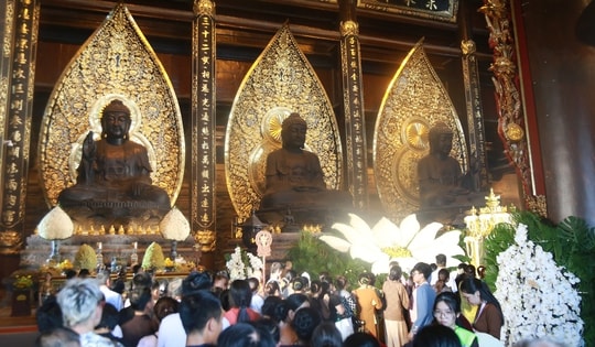 'Biển' người đến chùa Tam Chúc ở Hà Nam chiêm bái xá lợi Đức Phật