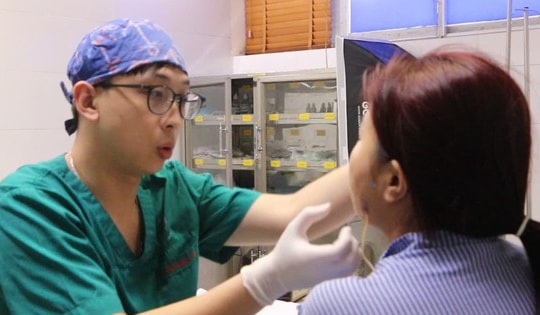 Má chứa đầy mủ đặc quánh sau tiêm thon gọn hàm ở spa