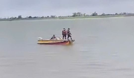 Thương tâm: Đi bắt cáy, hai mẹ con gặp nạn dưới sông