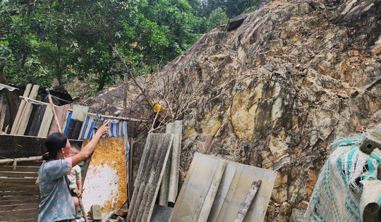 Đá núi "rình rập" nhà dân ở Đông Ninh sau mưa lũ