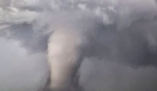 Bão kèm lốc xoáy khiến ít nhất 25 người chết ở khu vực miền Trung nước Mỹ