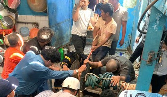 Nghẹt thở giải cứu hai bố con bất tỉnh, thiếu oxy khi rơi xuống giếng sâu