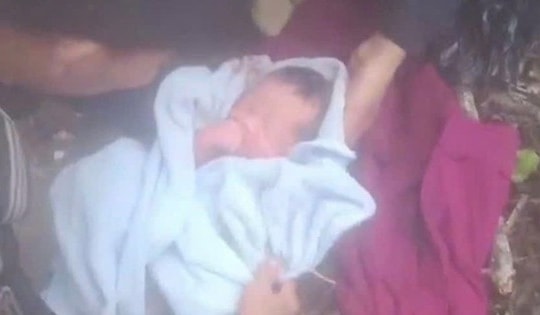 Người đàn ông hiếm muộn phát hiện bé trai bị bọc kín trong túi bóng bên đường