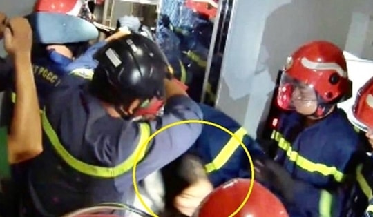 Giải cứu cô gái bị kẹt trong thang máy lúc rạng sáng