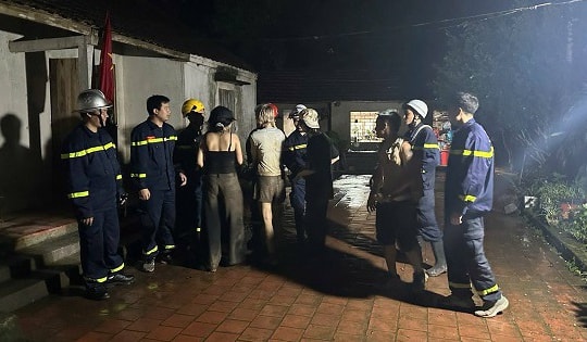 Giải cứu 5 người đi lạc trong núi sâu giữa đêm tối