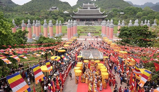 Người dân cảnh giác trộm cắp, móc túi khi chiêm bái xá lợi Phật tại chùa Tam Chúc