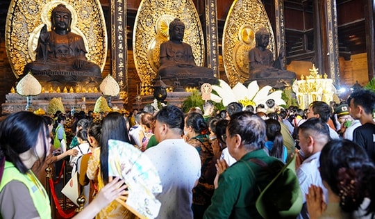 Phật tử khắp nơi đổ về chùa Tam Chúc chiêm bái Xá lợi Phật