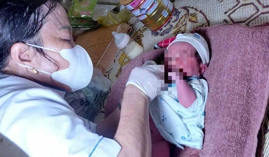 Bé trai sơ sinh bọc trong túi bóng bị bỏ rơi gần hội quán thôn