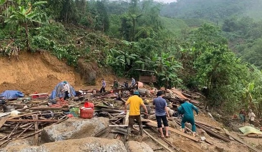 Lũ quét dồn về giữa đêm vùi lấp người ở Bắc Kạn, tiếp cận hiện trường gặp khó khăn