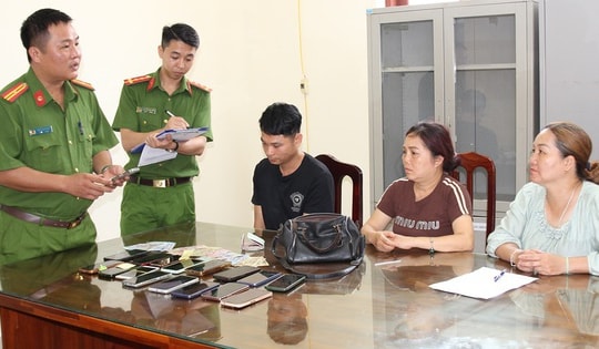 Chen lấn trong dòng người chiêm bái xá lợi Đức Phật, nhóm móc túi cuỗm 19 điện thoại cùng nhiều tiền mặt