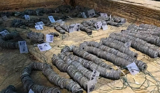 Khai thác đá trên núi, công nhân nổ mìn trúng 'hang động' lạ: Kho báu 2,25 triệu vật thể 'xâu thành chuỗi' màu xanh lục được đào lên