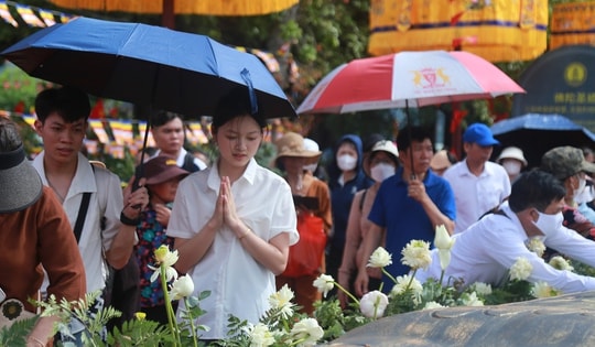 Cận cảnh bàn chân Đức Phật 'khổng lồ' ở chùa Tam Chúc thu hút người dân