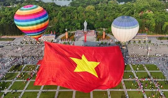 Đại kỳ tung bay trên quảng trường Hồ Chí Minh