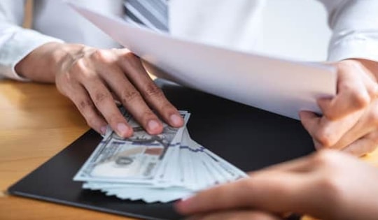 Cách thức ăn chia tiền ‘hối lộ’ của nhóm cán bộ hải quan tiếp tay cho buôn lậu