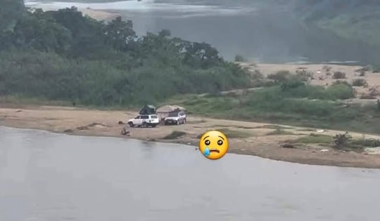 Hai ô tô bị mắc kẹt tại bãi sông Lô sau trận mưa lớn