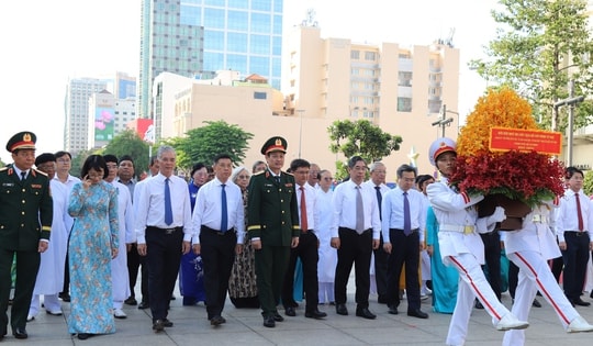 Lãnh đạo TPHCM dâng hương, dâng hoa tưởng niệm Chủ tịch Hồ Chí Minh
