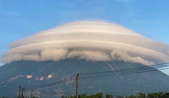 Mây đĩa bay lại xuất hiện trên đỉnh núi Bà Đen