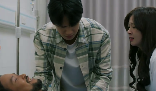 Tập mới nhất 'Cha tôi, người ở lại': Ông Bình lâm trọng bệnh, bà Liên bất ổn tâm lý vì chuyện quá khứ