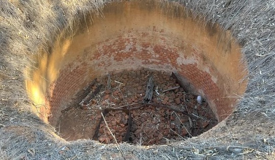 Đang đi bộ, người dân có phát hiện rùng rợn chưa từng thấy dưới giếng sâu