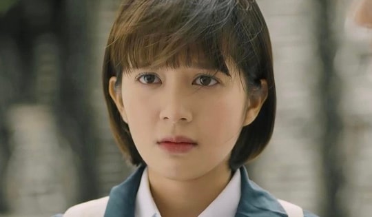 Nhan sắc nữ diễn viên 28 tuổi xinh như lớp 10 đang gây tranh cãi trong phim "Cha tôi, người ở lại"