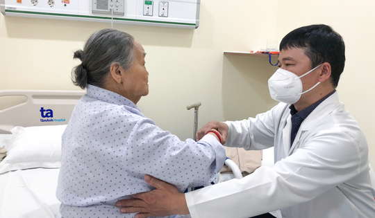 Cụ bà thoát yếu liệt, đi lại chỉ sau 1 ngày nhờ mổ thoát vị đĩa đệm bằng Robot AI