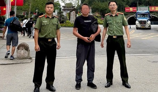 Trục xuất người nước ngoài nhập cảnh Việt Nam giả làm nhà sư hành nghề khất thực