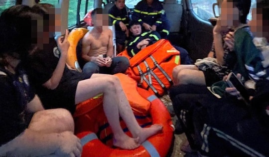 Giải cứu 11 học sinh mắc kẹt giữa dòng suối Cái trong mưa lớn