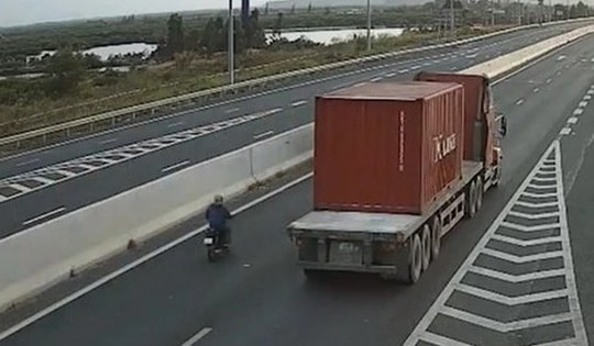 Mối hiểm họa từ hành vi xe máy đi vào cao tốc Hạ Long-cầu Bạch Đằng
