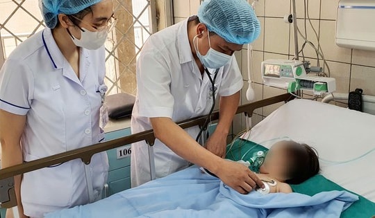 Ngã vào xô nước thải ở nhà, bé gái đuối nước suýt chết