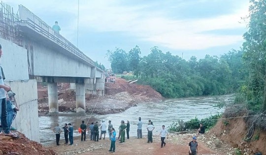 7 học sinh bị lũ cuốn, 1 em ngừng hô hấp, 3 em mất tích